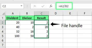 Dividindo os números usando a referência de célula na fórmula no Excel 1
